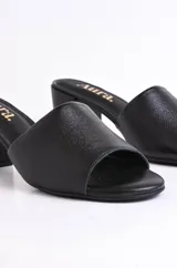 Sandalia color piel de cuero vacuno, con diseño minimalista y elegante. Su capellada amplia brinda buen agarre al pie y su plantilla pullman asegura una pisada acolchada y extra confortable. El taco ancho de 6,5 cm aporta altura y estabilidad, mientras que el forro y la plantilla en cuero garantizan frescura y durabilidad.