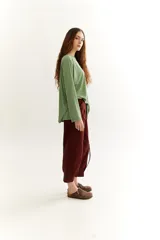 Remerón negro de viscosa con mangas largas y cuello redondo.