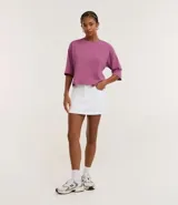 Remera cropped de algodón, color negro, con cuello redondo y mangas cortas.