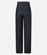 Pantalón wide leg de jeans color azul oscuro, de tiro alto, con trabillas en la cintura, bolsillos y cierre tradicional.