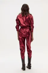 Pantalón de lino rojo con corte holgado y cintura elástica en la parte trasera.