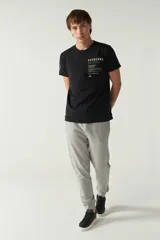 Pantalón de jogging gris con puños y logo estampado.