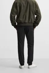 Pantalón chino azul marino, corte skinny fit, confeccionado en tejido de algodón con elasticidad. Cuenta con bolsillos frontales y traseros de vivo. Cierre frontal con cremallera y botón.