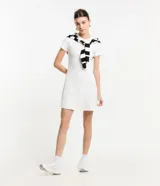 Vestido corto blanco de rib, con cuello polo, botones delanteros y mangas cortas.