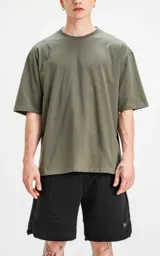 Remera verde militar de corte crop y calce oversize, con hombros caídos y cuello redondo.