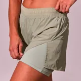 Short deportivo de mujer color verde, con cintura elástica y calza interior ajustada.