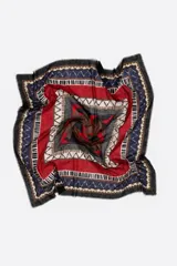 Chal cuadrado con estampado geométrico en tonos rojo, marrón, azul y negro.