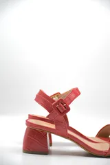 Sandalias plateadas con taco bloque bajo y tira delgada sobre los dedos.