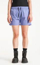 Short de baño color lavanda, calce regular, con tres bolsillos, elástico en la cintura y cordón para ajustar.