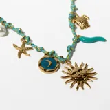 Collar corto con cordón trenzado celeste y amarillo, con dijes colgantes de sol, luna, estrella de mar, tortuga, cuerno, perla y caracol.