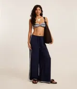 Pantalón de playa confeccionado en viscolino azul marino con lazo en la cintura y bies contrastante blanco en los laterales.