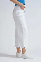 Pantalón culotte de jean color blanco, de tiro alto y corte ancho.