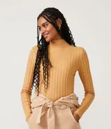 Blusa de punto acanalado color mostaza, con cuello alto y mangas largas.