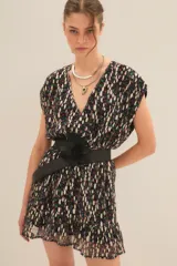 Vestido corto con estampado floral multicolor, escote en V, mangas cortas y cinturón ancho negro con aplique de flor.