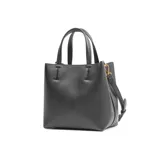 Cartera mediana color habano, de símil cuero, con doble asa de mano fija y correa bandolera regulable y desmontable. Tiene acceso abierto y dos compartimentos internos, uno de ellos con cierre.