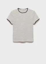 Camiseta a rayas horizontales blancas y negras, de manga corta y cuello redondo con ribetes negros.