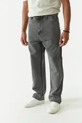 Pantalón jean celeste de corte amplio, estilo carpenter, con bolsillos laterales y logo bordado.