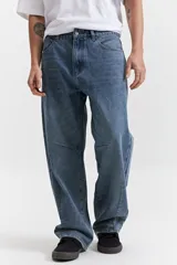 Pantalón de jean azul de corte amplio y tiro medio, con bolsillos delanteros y traseros.