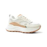 Championes urbanos color beige con detalles plateados y suela chunky.