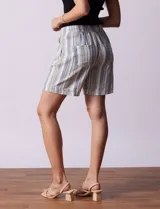 Short color beige de lino y rayón, con pretina elastizada, lazo de ajuste y bolsillos delanteros.