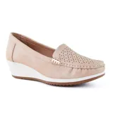Zapato Korium color beige con capellada lisa, detalle de perforaciones y aplique metálico dorado. Tiene taco corrido blanco y suela marrón.