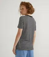Blusa de viscolycra de rayas horizontales blancas y negras, con cuello redondo negro y mangas cortas. Estampado frontal del personaje Jerry de Tom y Jerry.