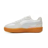 Championes Puma Palermo Lamoda, color blanco con detalles en rosa y suela de goma color caramelo.