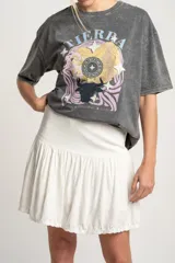 Remera gris con estampa de la palabra "Tierra" y signos zodiacales.