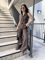 Pantalón de vestir marrón de tela barbie, corte recto y tiro alto.