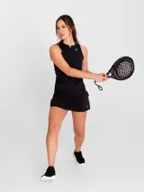 Falda deportiva negra con calza interior, de secado rápido. Diseño acampanado con plisado en la parte trasera, pretina ancha con bolsillo con cierre y bolsillo interior en la calza.