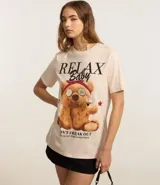 Remera de algodón color crema con estampa de oso de peluche con anteojos y pañuelo rojo en la cabeza.