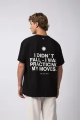 Remera oversize de algodón premium color negro, con estampado frontal minimalista de un sol y la frase "VCP CONCEPT STUDIO" en blanco.