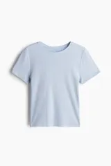 Remera celeste de punto acanalado, corte ajustado, cuello redondo y mangas cortas.