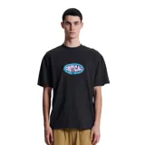Remera negra de manga corta con estampado ovalado con el texto "Critical" en celeste y violeta. Corte estándar.
