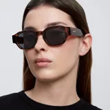 Gafas de sol con lentes finas y anguladas, diseño elegante y de perfil bajo. Protección UV400 - Categoría 3. Lente TAC polarizada con recubrimiento Antiscratch y Superhydrophobic. Montura de material Bio-based G850.