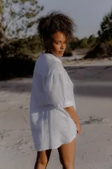 Camisa blanca de lino, de mangas cortas y corte holgado.