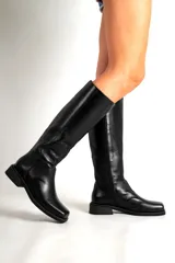 Botas de cuero de caña alta, con punta cuadrada y taco bajo. Disponibles en color bordó y negro.