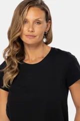 Remera de manga corta con cuello redondo, confeccionada en tejido suave de color celeste jaspeado.