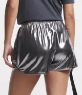 Short plateado metalizado, de corte runner, con cintura elástica, bolsillos laterales y bajo redondeado.