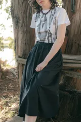 Falda midi azul de paño fino 100% lana, con cintura elastizada y frunces en los lados.