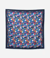 Pañuelo cuadrado de satén con estampado floral multicolor y borde liso azul marino.