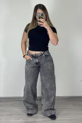 Pantalón de jean gris nevado, corte ancho y tiro medio.