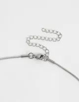 Cadena plateada de acero quirúrgico con dije de letra "B" con strass incrustados.