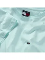 Remera celeste de algodón con cuello redondo y logo de Tommy Jeans bordado en el pecho. Corte clásico y manga corta.