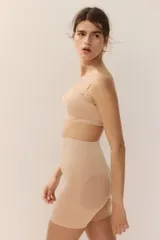 Calza color piel de punto con refuerzo interior, tiro alto y efecto moldeador en cintura y caderas. Diseñada con el mínimo de costuras para mayor comodidad y efecto push-up en glúteos.