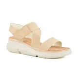 Sandalias bajas color beige con plataforma blanca y tiras cruzadas.