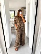 Conjunto de camisa de manga corta con botones y pantalón palazzo acampanado con estampado de leopardo.