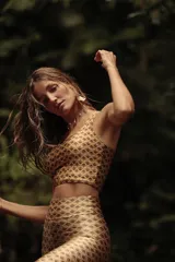 Top deportivo estampado color marrón y beige, con espalda estilo nadador y tirantes finos.