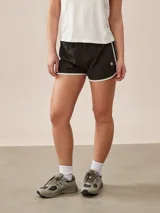 Short deportivo negro con cintura elástica y ribete blanco en el ruedo.