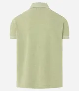 Polo de hombre color verde claro con efecto lavado, cuello polo y manga corta. Presenta un escote en V en la abertura del cuello.